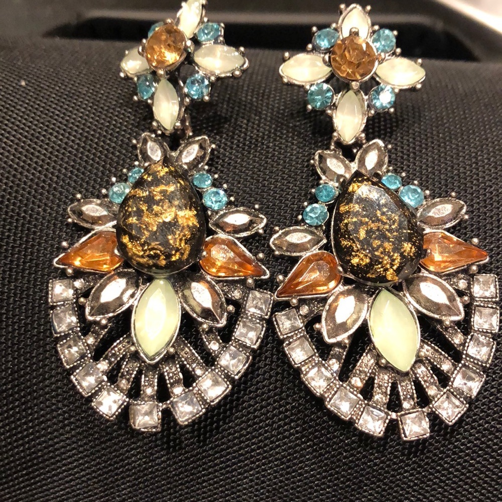 Never worn beautiful pierced earrings.